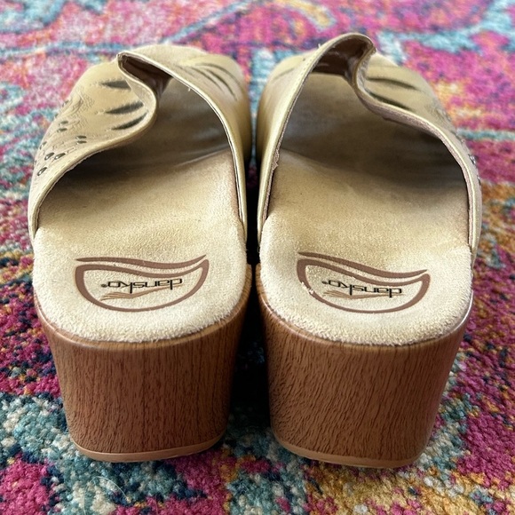 Dansko | Women’s light tan Sheri Cut Out Clog, embossed roses, Euro sz 38 US 7.5 - Picture 4 of 13